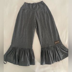 Matilda Jane Women’s Cropped Gray Ruffle Pants Size Small